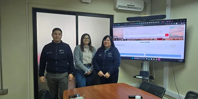 Tres profesionales junto a una pantalla que muestra el Geoportal IDE MBN, durante la capacitación en la Región de Ñuble.