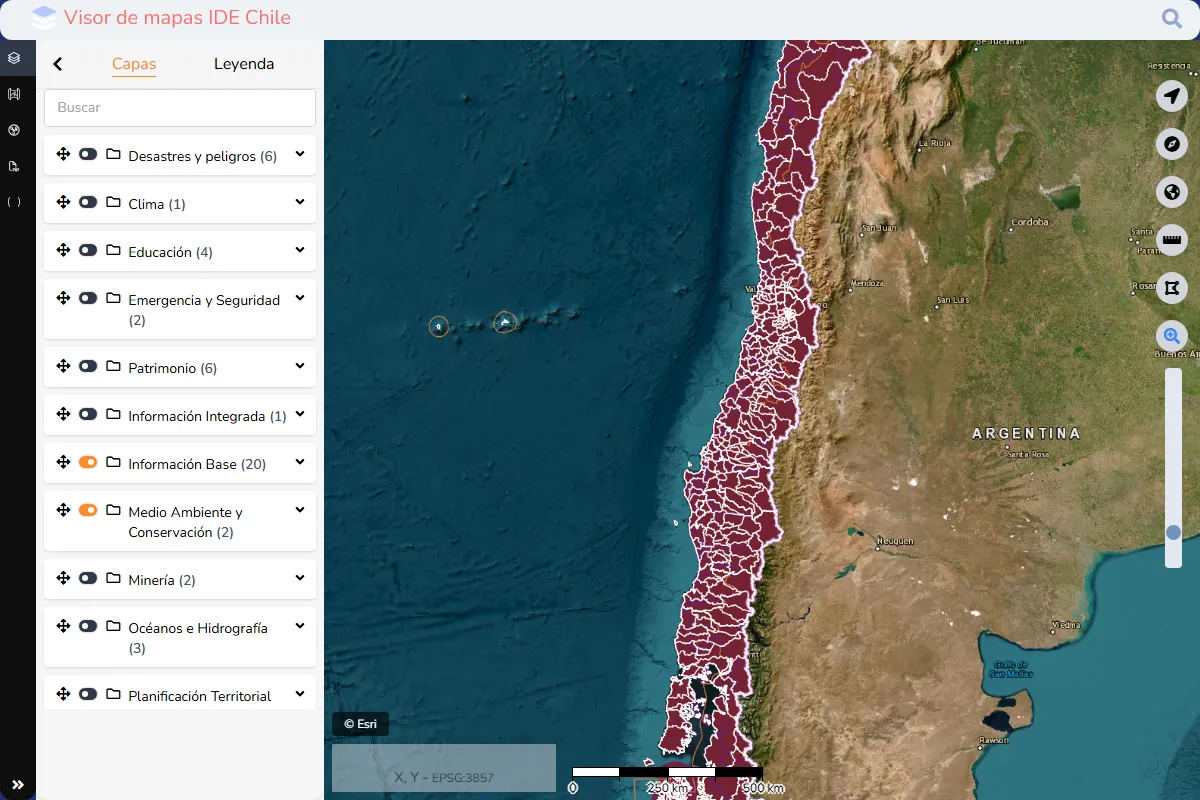Visor de mapas de la IDE Chile: el mapa de Chile continental con el límite internacional y la línea de costa dibujados encima, y a la izquierda el panel de capas agrupadas por tema.