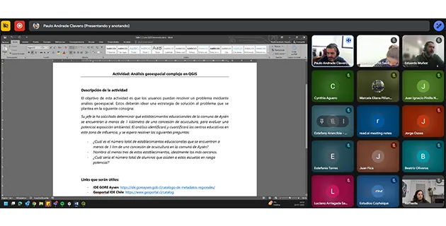 Pantalla compartida con el enunciado de la actividad «Análisis geoespacial complejo en QGIS», que plantea resolver un problema de establecimientos educacionales y concesiones de acuicultura en la comuna de Aysén.